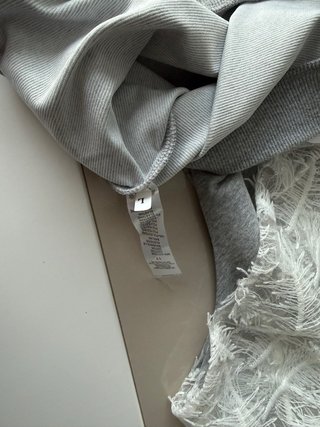 Sudadera gris con encaje blanco