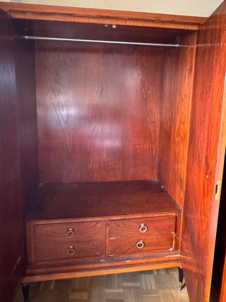 Armario de madera antiguo