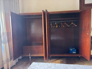 Armario de madera antiguo