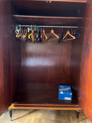Armario de madera antiguo