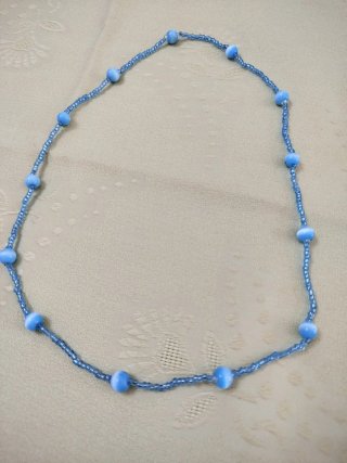Collar de cuentas azul claro
