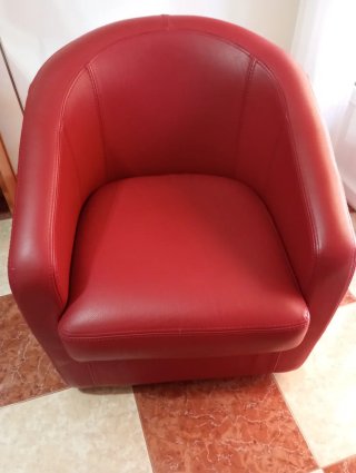 Butaca giratoria de piel roja