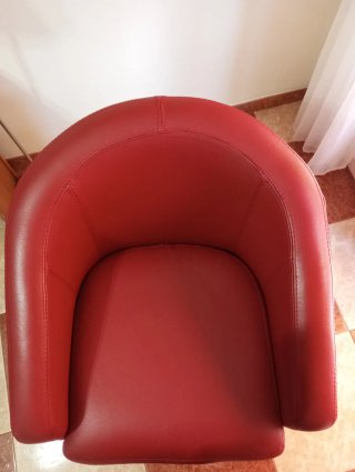 Butaca giratoria de piel roja