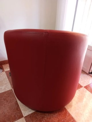 Butaca giratoria de piel roja