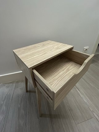 Mesita de noche de madera con cajón