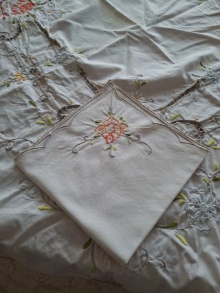 Mantelería Vintage Bordada Ovalada