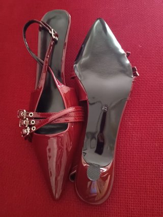 Zapatos granates destalonados con tiras y hebillas