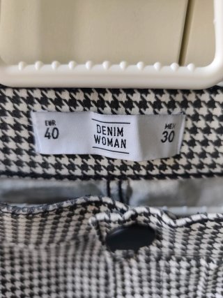 Pantalones elásticos de cuadros blancos y negros