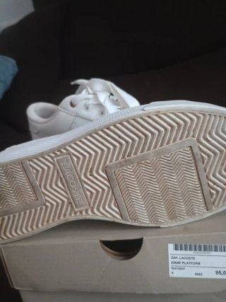 Zapatillas Lacoste Blancas y Doradas