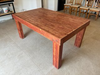 Tavolo da pranzo in legno rustico