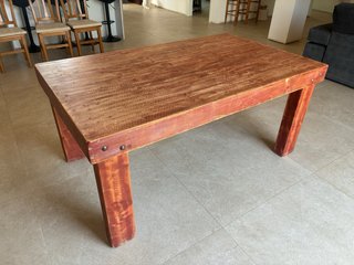 Tavolo da pranzo in legno rustico