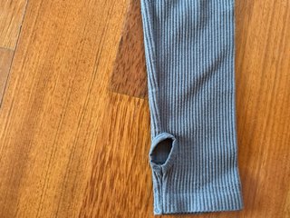 Top Stradivarius hombros descubiertos gris talla S