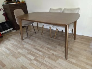Mesa de comedor de madera