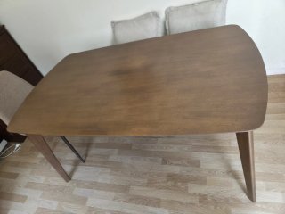 Mesa de comedor de madera