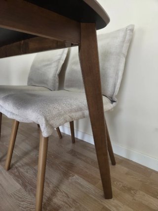Mesa de comedor de madera