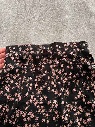 Falda larga floral negra y rosa