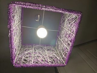 Lámpara artesanal de metal morado y plata