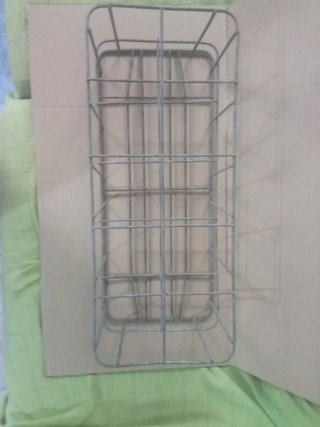 Caja metálica antigua para botellas de leche