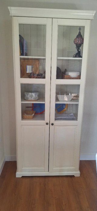 Vajillero blanco Ikea con cristales