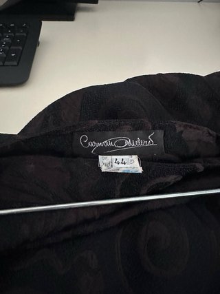 Falda, forrada, negra con estampado floral