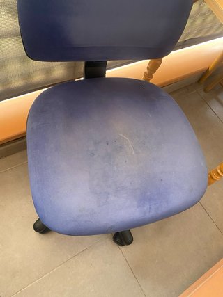 Silla de escritorio regulable azul y negra