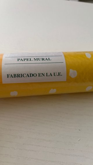 Papel pintado amarillo con puntos blancos. Nuevo