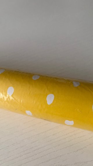 Papel pintado amarillo con puntos blancos. Nuevo