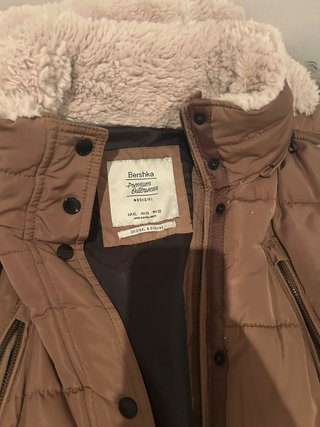 Abrigo Acolchado Bershka Camel con Capucha de Pelo