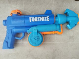 Pistola de agua Fortnite azul y naranja