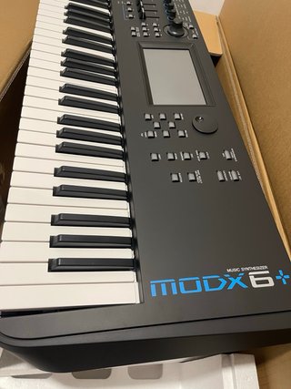Yamaha MODX6+ un año de garantía vigente