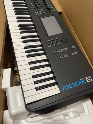 Yamaha MODX6+ un año de garantía vigente