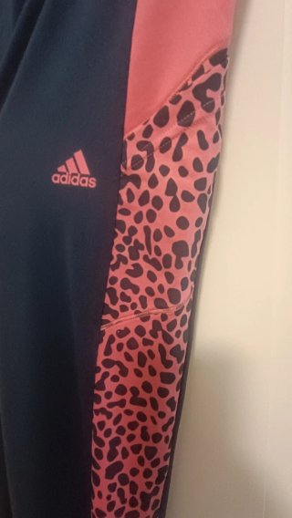 Pantalón Adidas azul y rosa estampado
