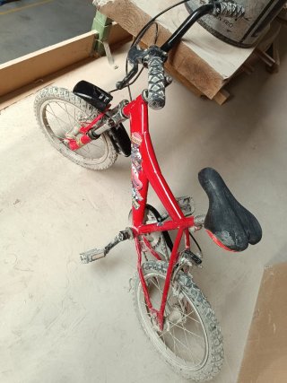 Bicicleta infantil roja