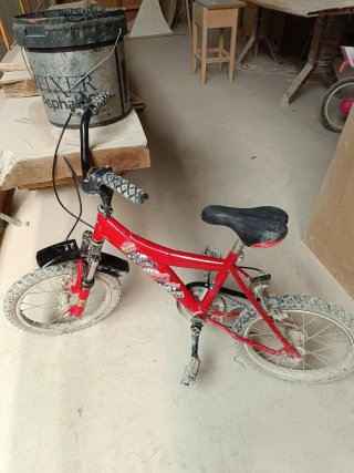Bicicleta infantil roja