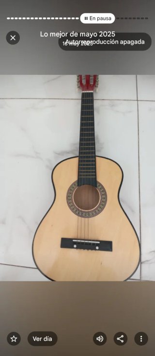 Guitarra roja en buen estado