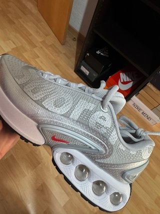 Zapatillas Nike plateadas y blancas
