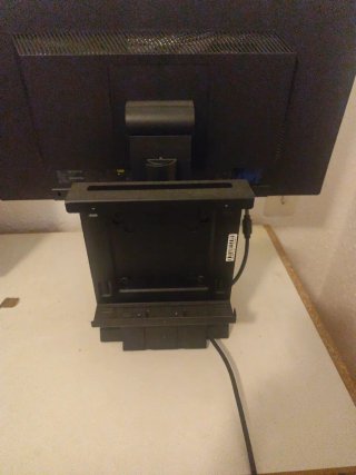 Pantalla Lenovo Negra Con soporte trasero.