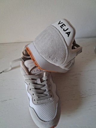 Zapatillas Veja niño/a beige y blanco