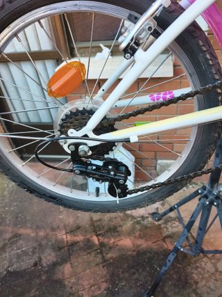 Bicicleta infantil rosa y blanca