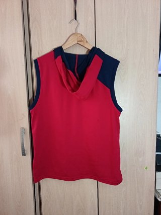 Puma sin mangas con capucha roja y azul