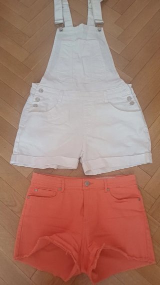 Mono corto blanco y shorts naranja