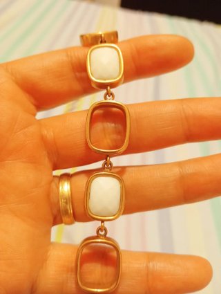Pulsera dorada con piedras blancas