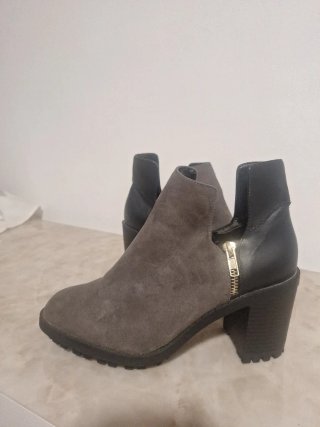 Botines grises y negros con cremallera