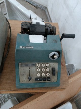 Máquina de escribir antigua LINEASO y calculadoras