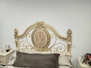 Cabezal de cama dorado y blanco