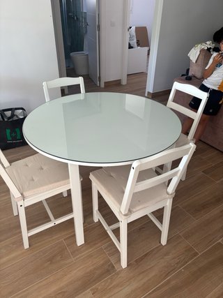 Mesa redonda blanca con 4 sillas