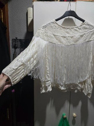 Blusa blanca con flecos y encaje