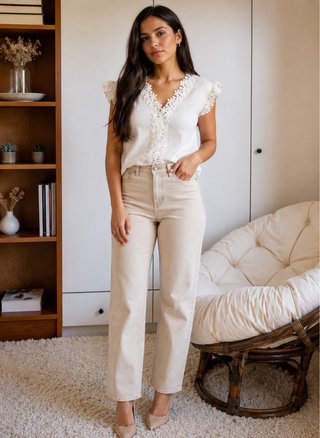 Blusa blanca con detalles de encaje
