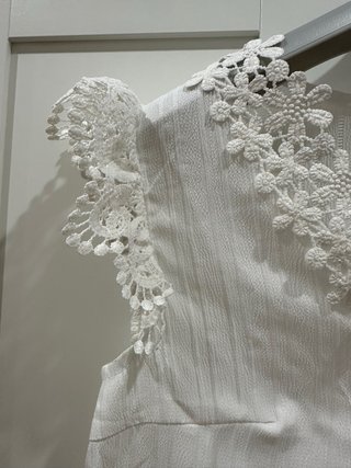 Blusa blanca con detalles de encaje