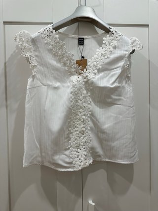 Blusa blanca con detalles de encaje